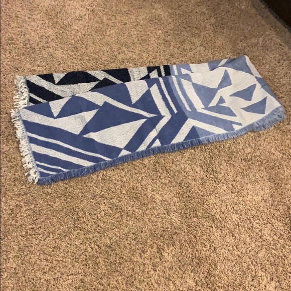 Blue, white, and navy colored blanket scarf